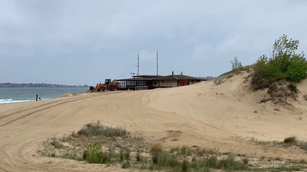 Изравняване на дюна в Слънчев бряг