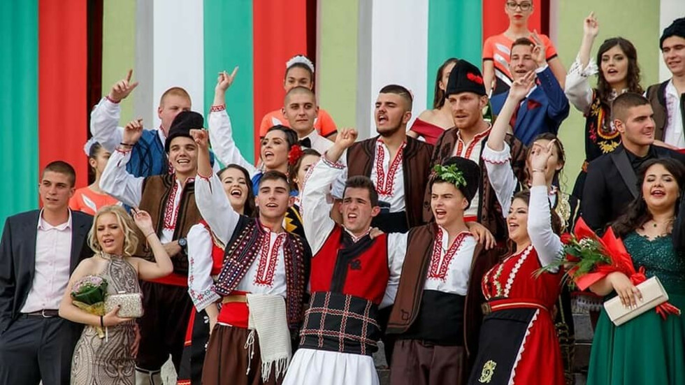 Млади и красиви шестваха абитуриентите от СУ”Нешо Бончев”
