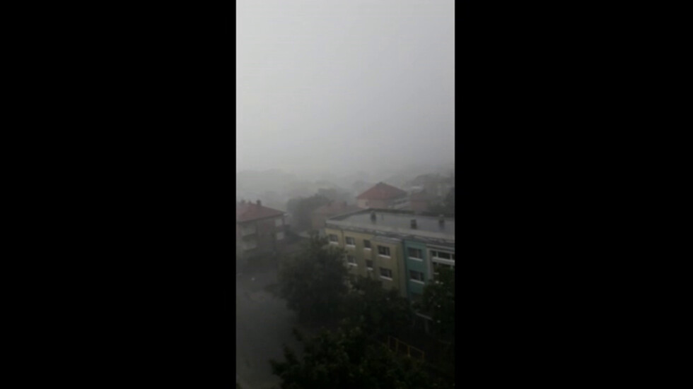 Буря с лека градушка в Бургас
