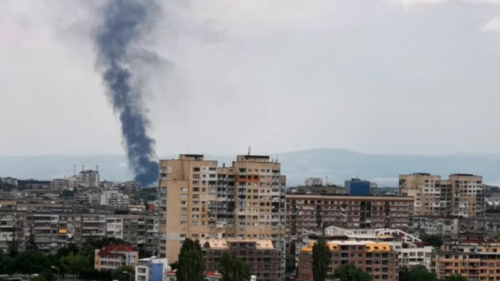 Пожарът в близост до Сточна гара, наблюдаван от кв. "Младост"