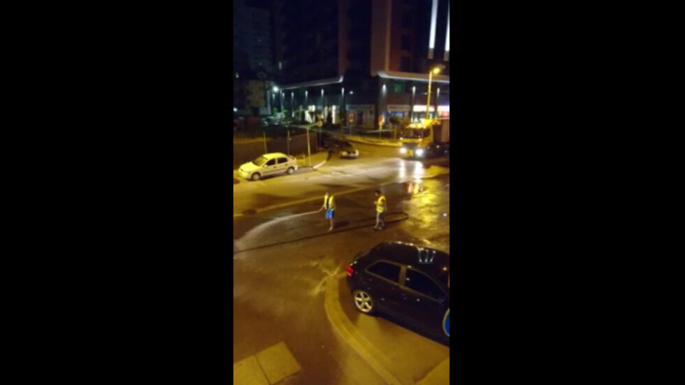 Чистене на улица през нощта