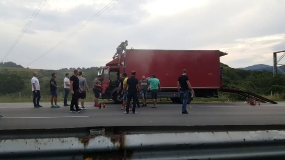 В помощ на горящ камион