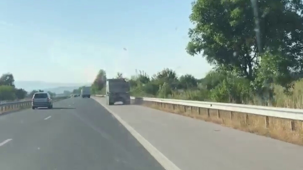 Камион в аварийната лента на АМ "Тракия"