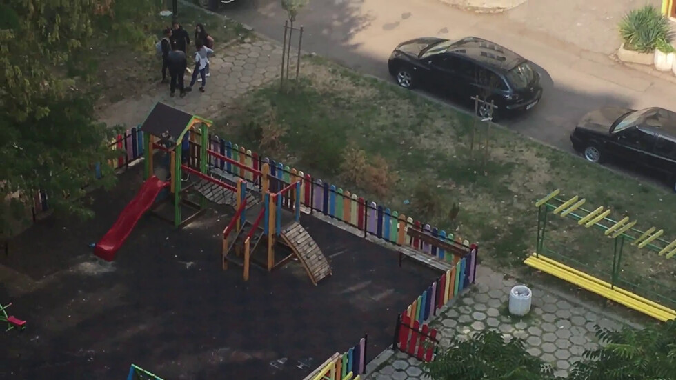 Деца безчинстват на детска площадка