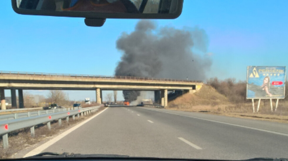 Запалена кола на магистрала "Тракия" при Пловдив