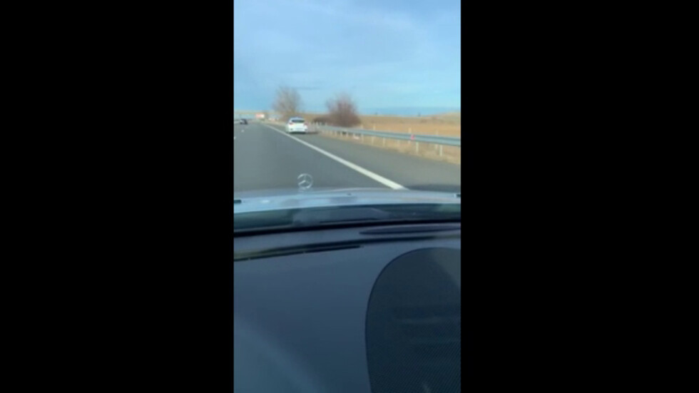 Полицейски автомобил се движи в аварийната лента
