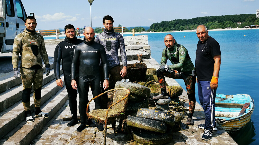 Почистване на морското дъно в Приморско