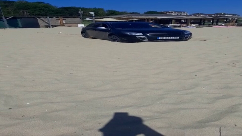 Затънал автомобил на плажа на Шкорпиловци