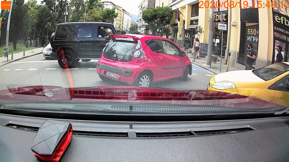 Шофьор с G класа блокира булевард, блъсна кола и си замина (ВИДЕО)