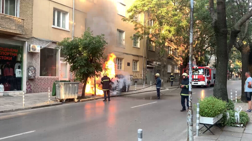 Кола горя в центъра на София