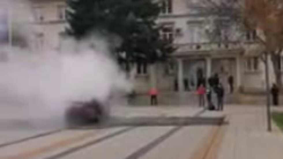 Мъж запали колата си пред Община Враца