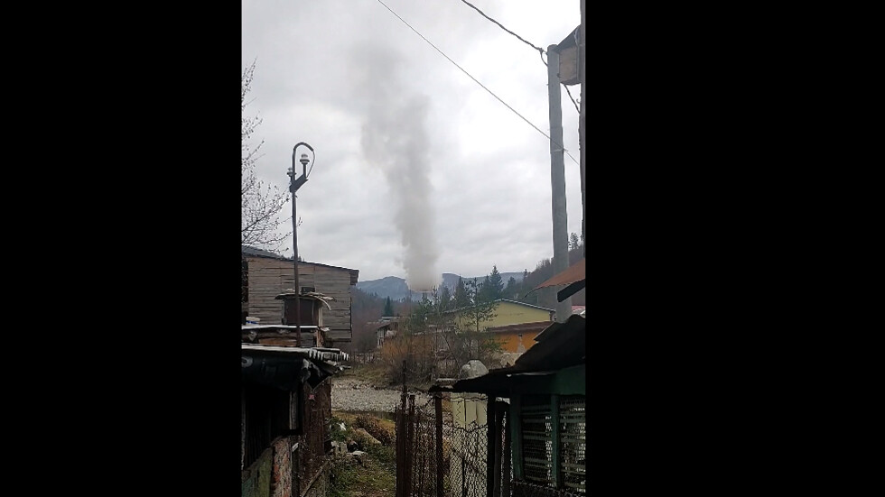 Бълват димни облаци и не им пука