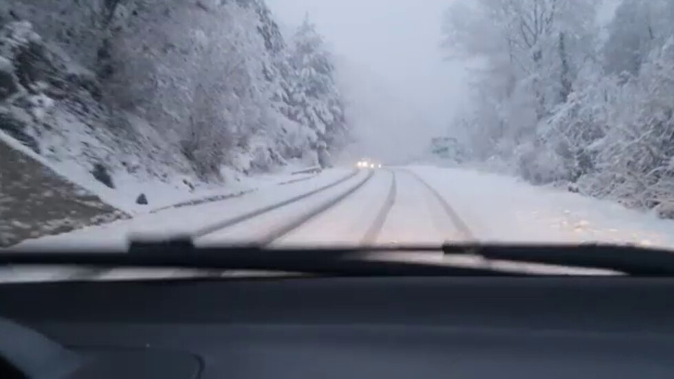 Заснежен път на прохода Предела