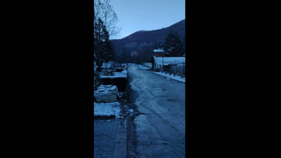 Замръзнал път в село Тополово, община Асеновград