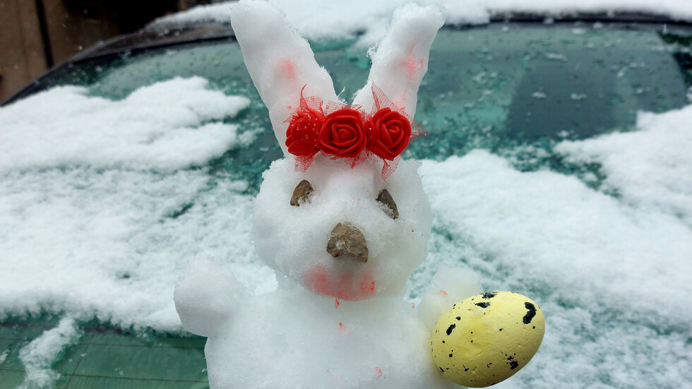 Снежен Великденски заек