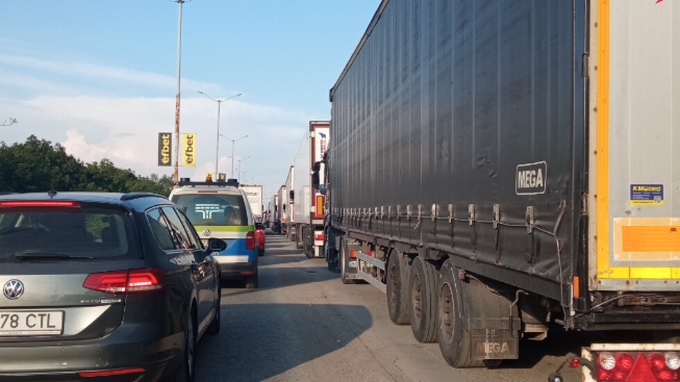 Задръстването на ГКПП "Дунав мост" продължава пореден ден