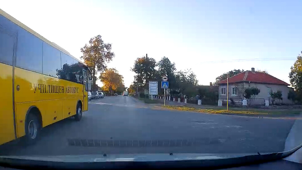 Училищен автобус