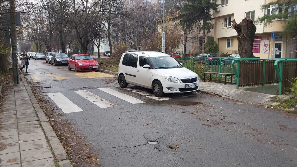 Нагло паркиране върху пешеходна пътека