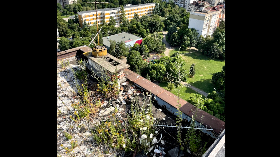 Силно замърсен и повреден покрив на блок в София