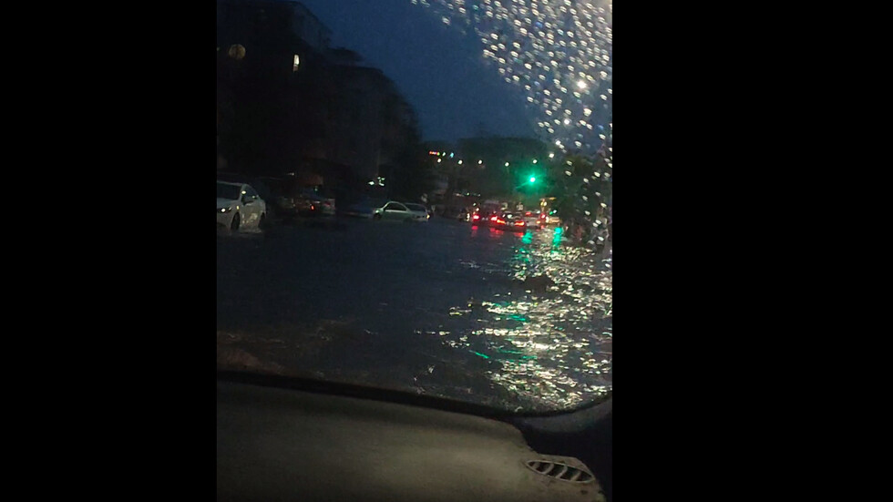 Наводнени улици в Несебър и Равда