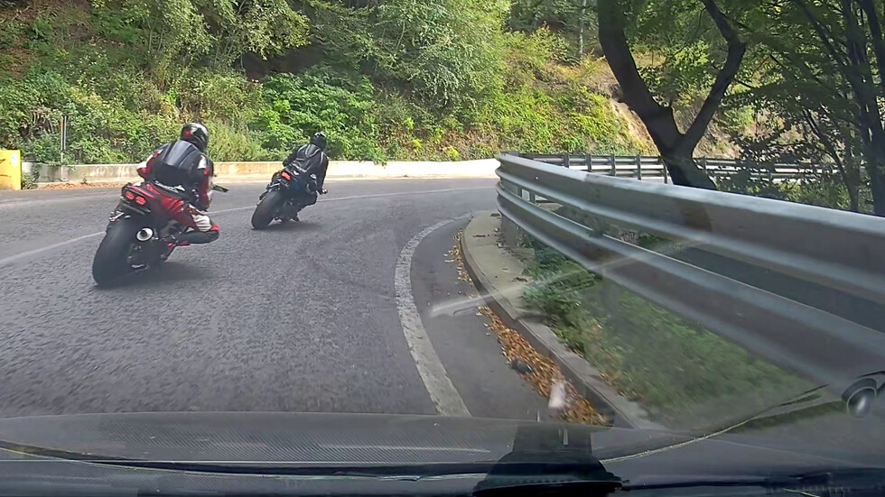 Мотористи изпреварват на завой без видимост