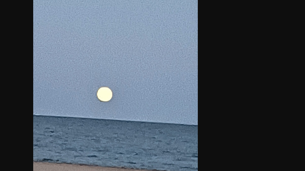 Супер червена луна над морето