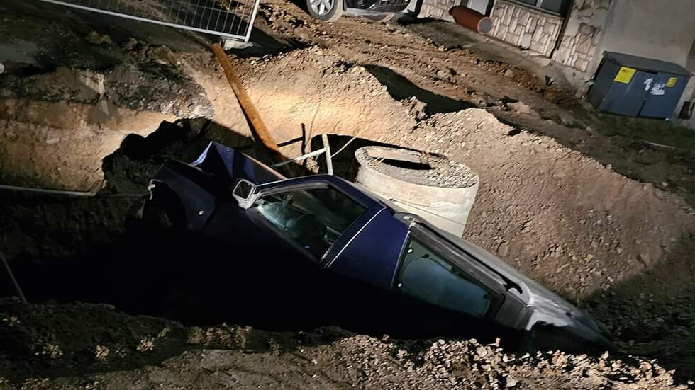 Паднала кола в необезопасена яма в град Перник