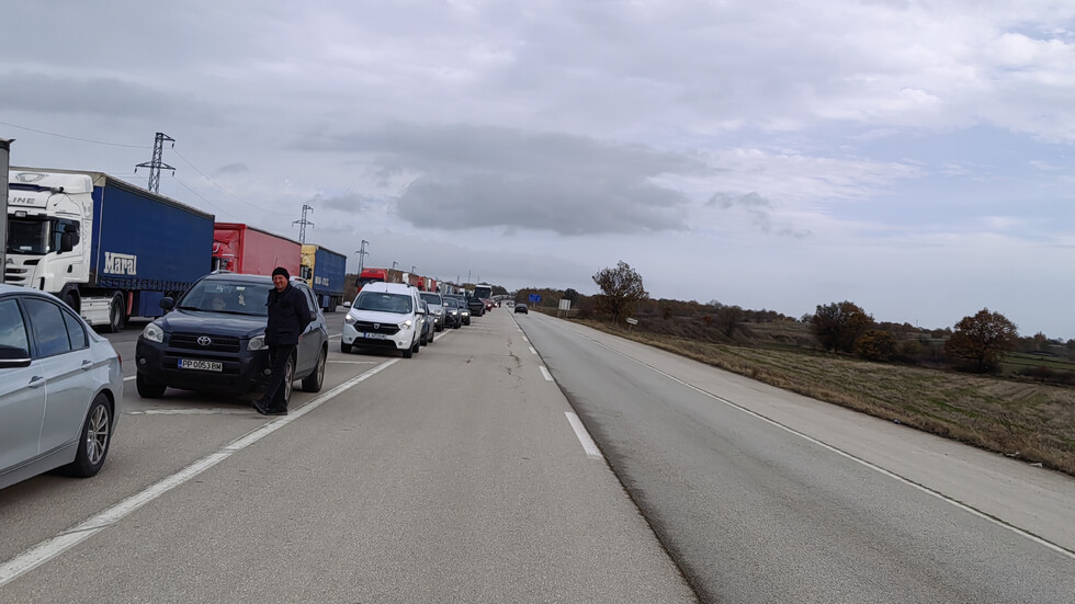 Километрична опашка от коли на границата с Турция