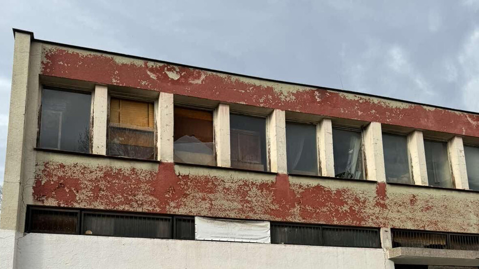 Преместване на Софийска професионална гимназия по туризъм в разрушена и опасна сграда