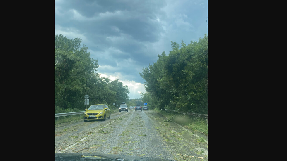 Буря и поражения по пътя София- Варна, край Севлиево