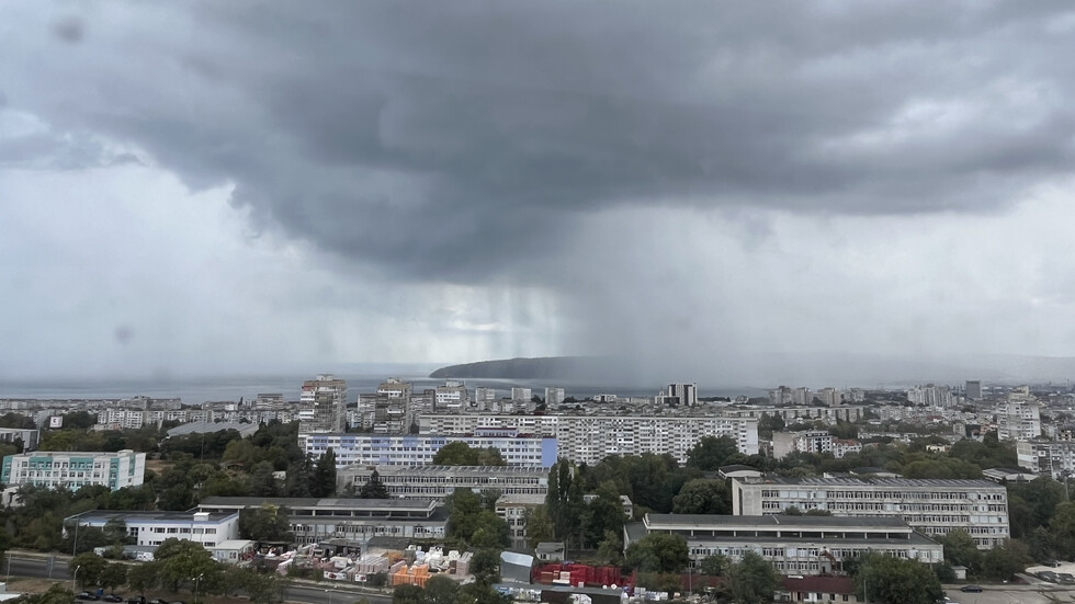 Дъжд над морето във Варна