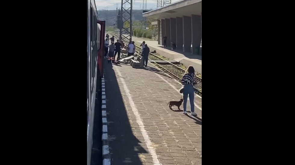 Врата на бърз влак за София падна