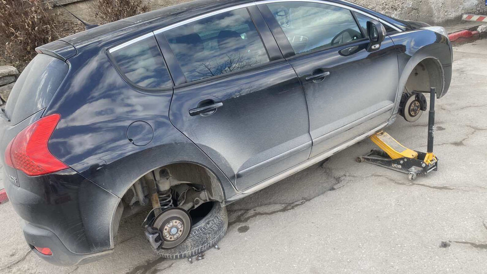 Огромна дупка на главен път в град Чепеларе