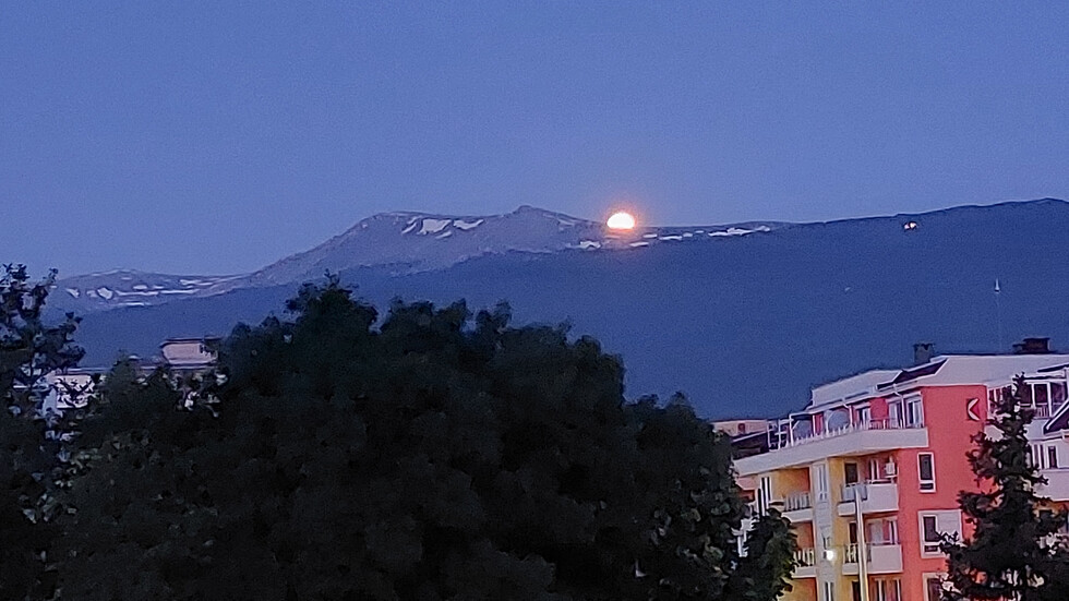 Лунен залез над Черни връх