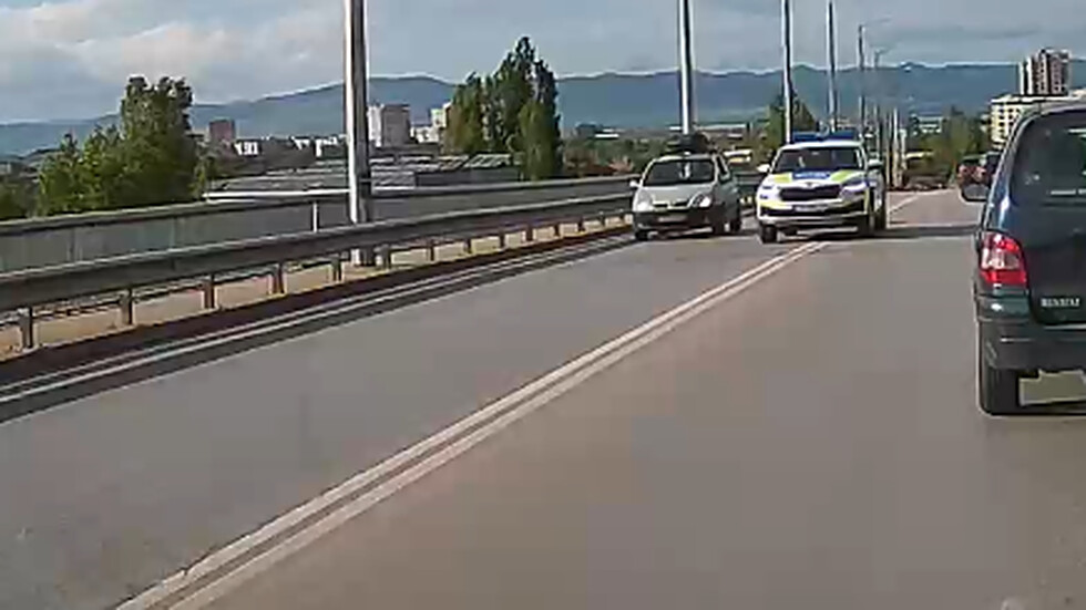Неправилно изпреварване с полицейска кола