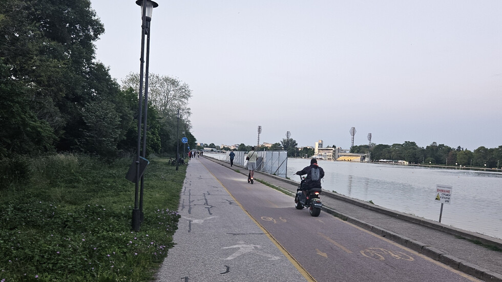 Тротинетки и мотори на Гребната база в Пловдив