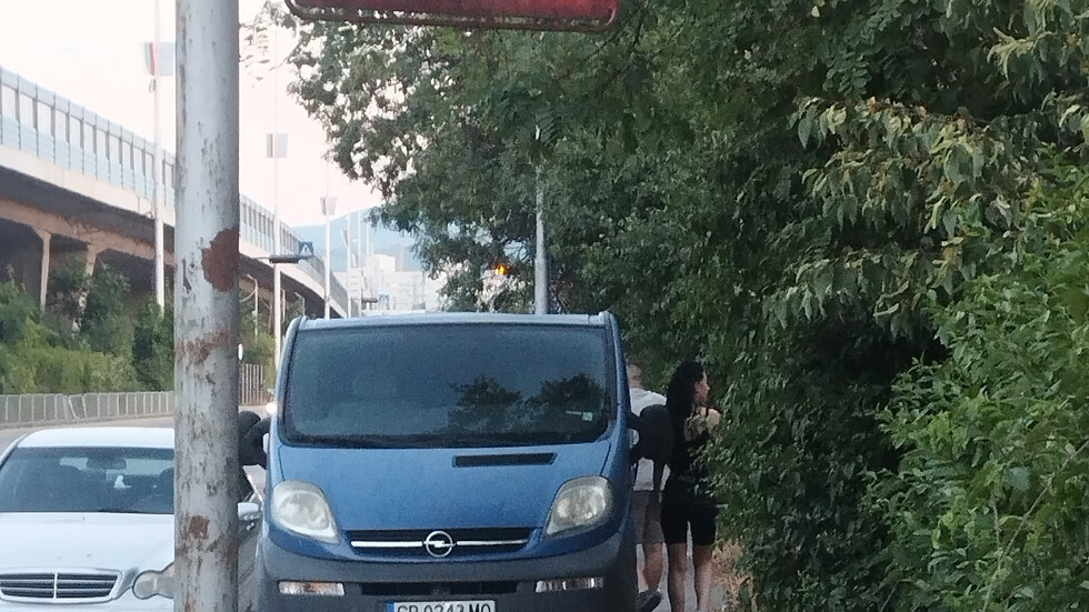 Паркиране върху тротоар