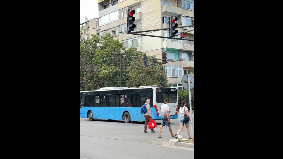 Автобус минава на червен светофар в Русе