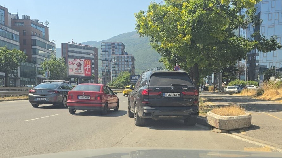 Паркиране в активна лента на бул. "България", София