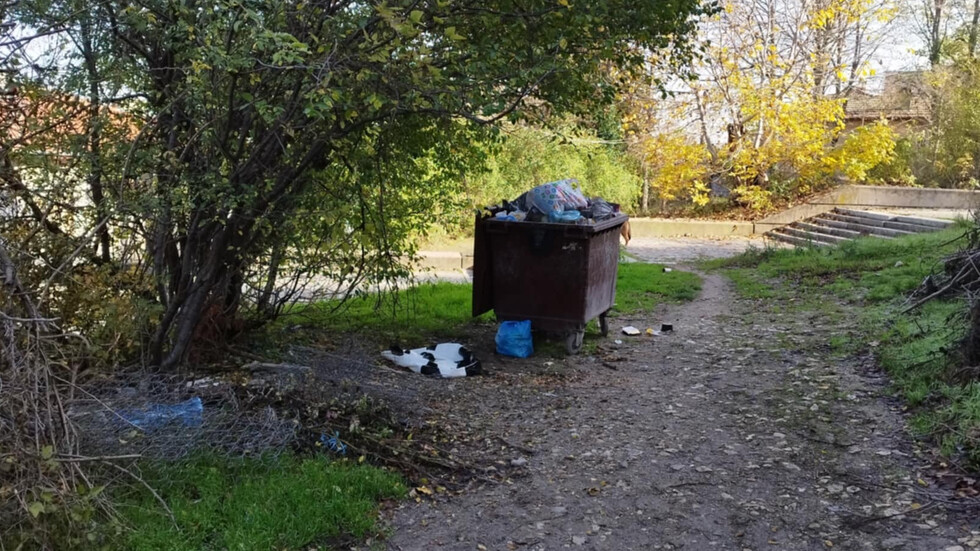 Сметище до мемориала "Създатели на българската държава "