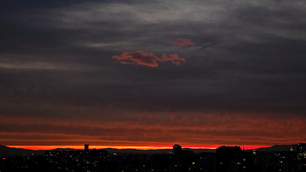 Изгрев над София