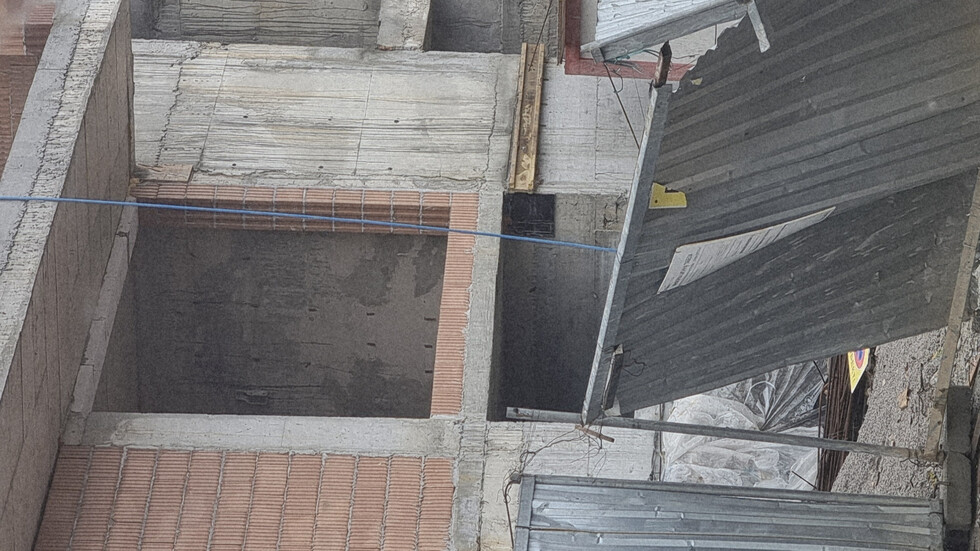 Опасен строеж: Оградите се разтварят при вятър