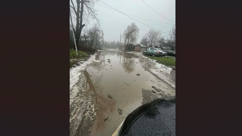 Наводнен път