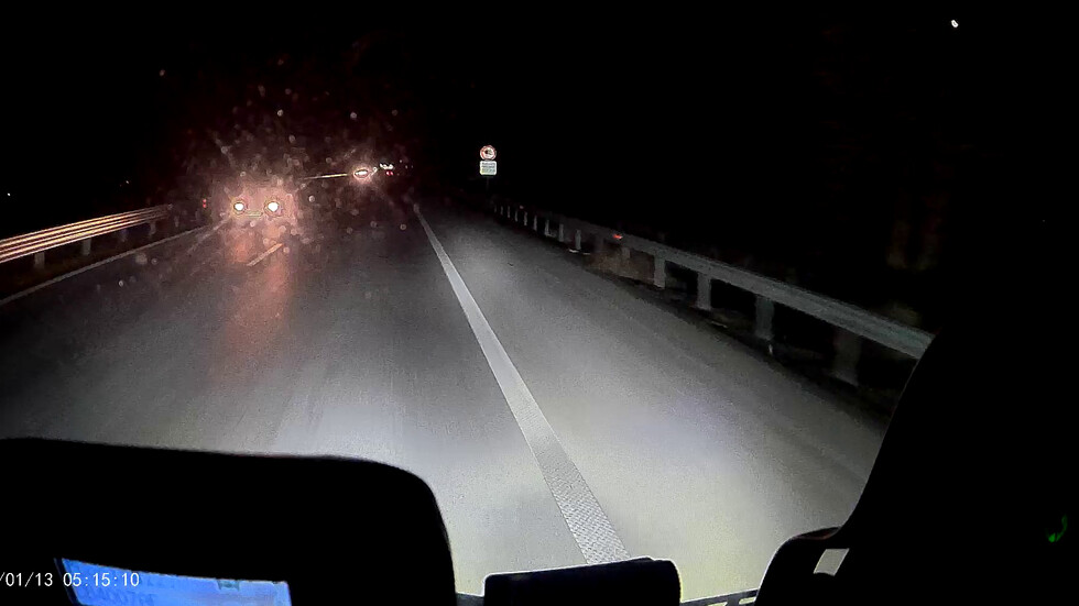 Кола в насрещното на АМ „Тракия”