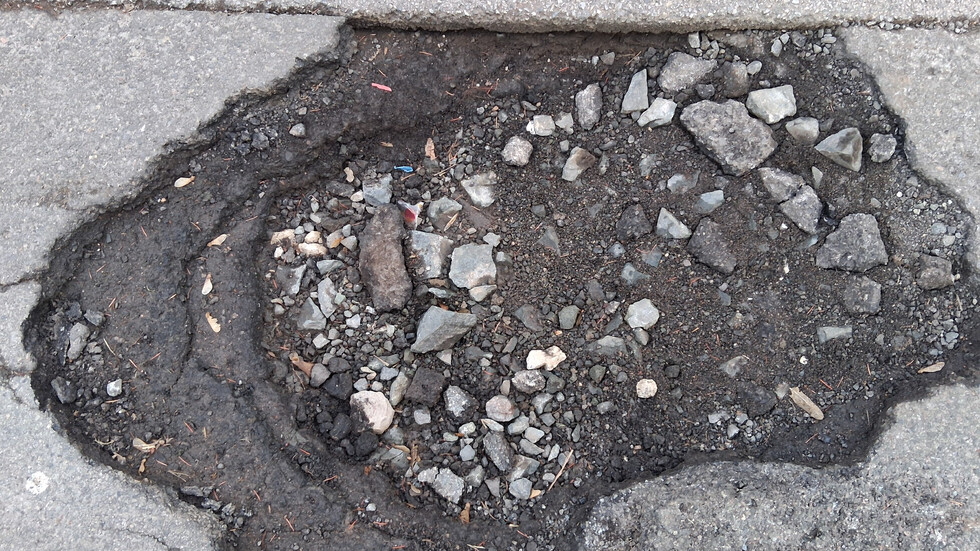 Дупки в центъра на София