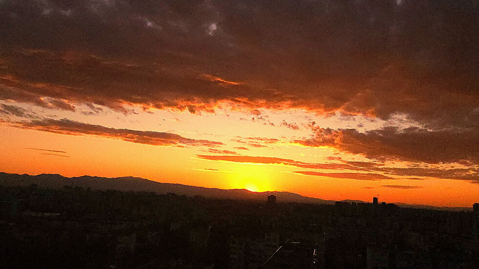 Изгрев над София