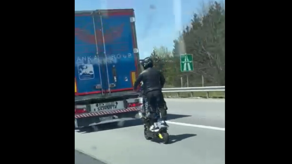 Двама на тротинетка карат зад тир по магистрала "Тракия"