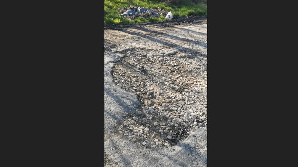 Дупки на пътя между село Слънчево и община Аксаково