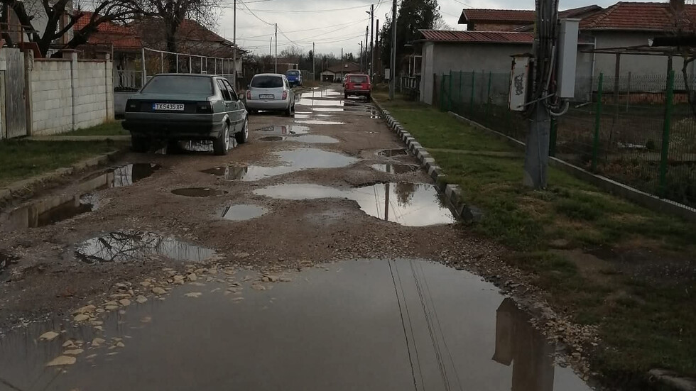 Жители на квартал „Рилци“ в Добрич протестират заради разбити улици четири години след проекта за воден цикъл