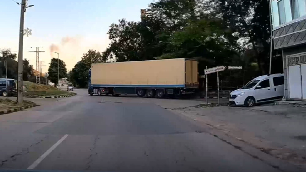 Тир не спира на знак "Стоп"